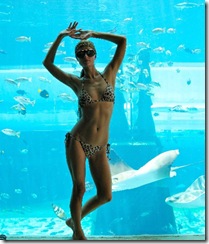 paris-hilton-poses-in-bikini-in-duba-4
