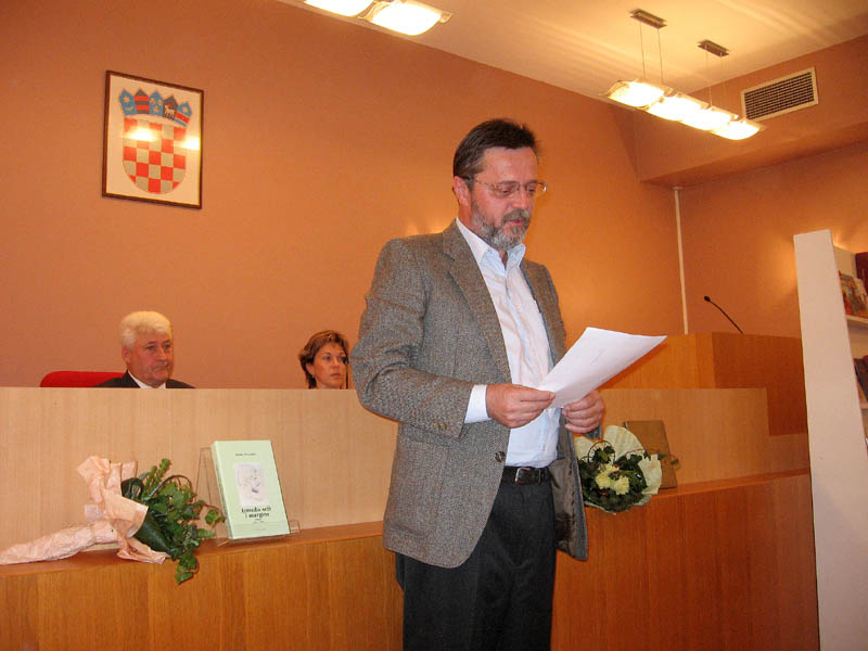 Ivica Smolec - Na promociji knjiga “Između srži i margine” i “Čitanje tragova” Božidara Prosenjaka u vijećnici POU Velike Gorice, 2006.