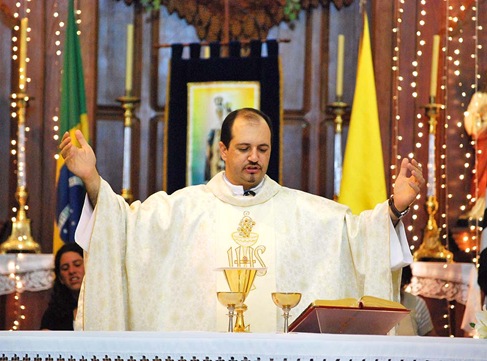 Padre Marcelo durante a Missa de Aniversário de Indaiatuba (Crédito: Fábio Alexandre)