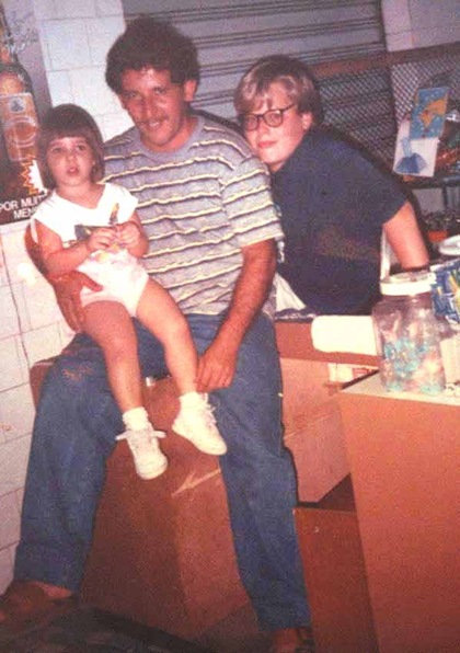 Eu com meu pai e minha irmã caçula, Ana Carolina, no minimercado da família Eu com meu pai e minha irmã caçula, Ana Carolina, no minimercado da família