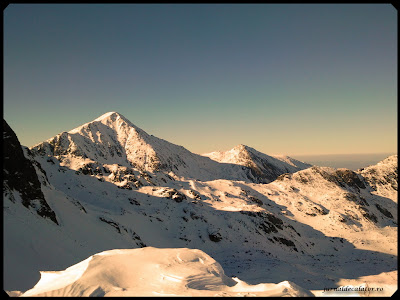 Varful Retezat - 2485 m privit din Saua Bucurei Varful Retezat - 2485 m privit din Saua Bucurei