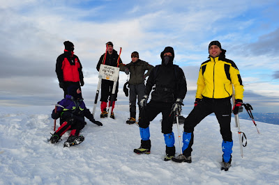 Poza de grup pe Varful Retezat la 2485 m altitudine Poza de grup pe Varful Retezat la 2485 m altitudine