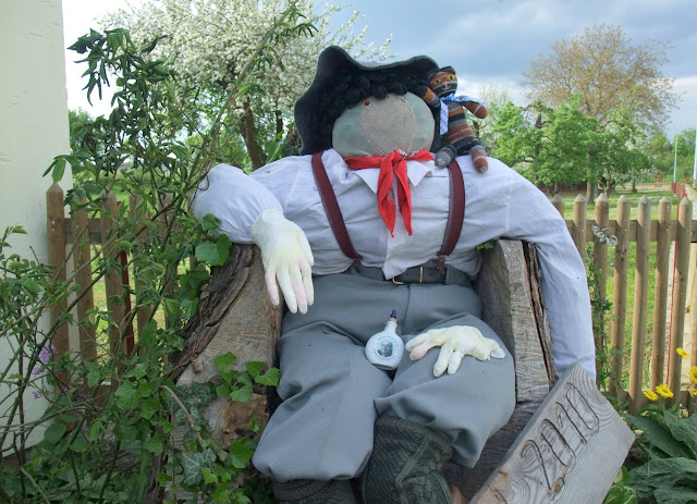 Wilma mit Vogelscheuche