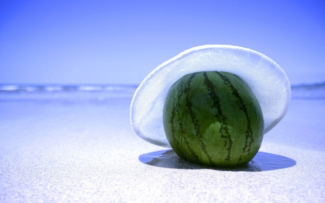 [watermelon_on_the_beach-1280x800[11].jpg]