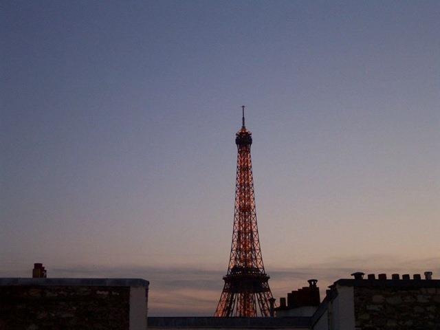 [Eiffel Tower at dusk[3].jpg]