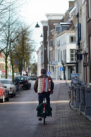 [Delftpianoman2.jpg]