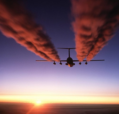 [C-141_Starlifter_contrail[6].jpg]