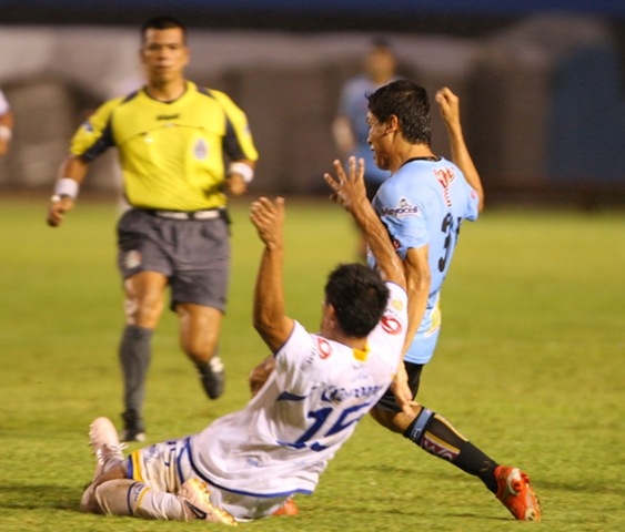 [José Ramírez disputa un balón a Jesús Castillo[6].jpg]