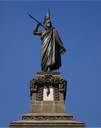[Estatua de Cuauhtemoc en el Paseo de la Reforma, México[2].jpg]