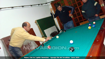 El dueño de casa dando clases de pool