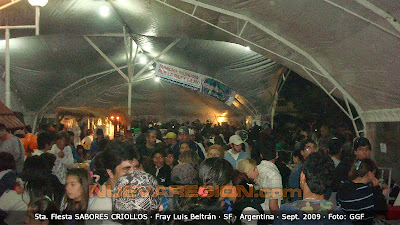 MILES DE PERSONAS RECORRIERON LOS STANDS BAJO LAS CARPAS