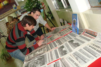 Alumnos del Beppo Levi, los primeros en acercarse a la muestra del periódico Puerto Mío