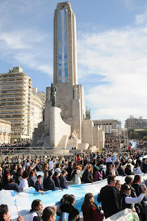 Multitud portando Alta en el Cielo  -  (S. Moriconi)