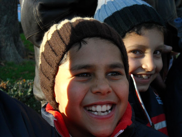 http://lh5.ggpht.com/_1fk34j8W6WU/SxLreVhhrVI/AAAAAAAAAZw/yFhX-Z_3S_w/s640/VoluntariatPitesti_MaluVanat%20%287%29.JPG