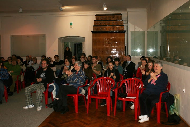 http://lh5.ggpht.com/_1fk34j8W6WU/SykwQtZJ4aI/AAAAAAAAAmY/XWnYdWnwP9g/s720/Public_Casa%20Sfatului.JPG