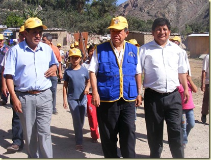 presidente nelson chui con el alcalde provincial de yauyos y el consejero regional por yauyos 2