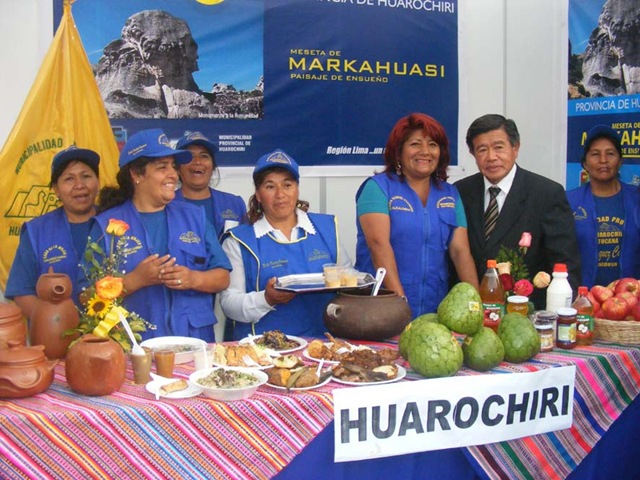 [nelson chui junto a la alcaldesa provincial rosa vásquez y productores de chirimoyas 1[4].jpg]