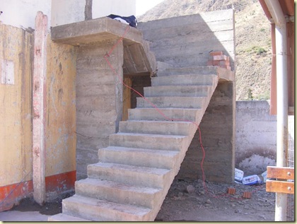 escalera construida para el estado para acceder al segundo piso