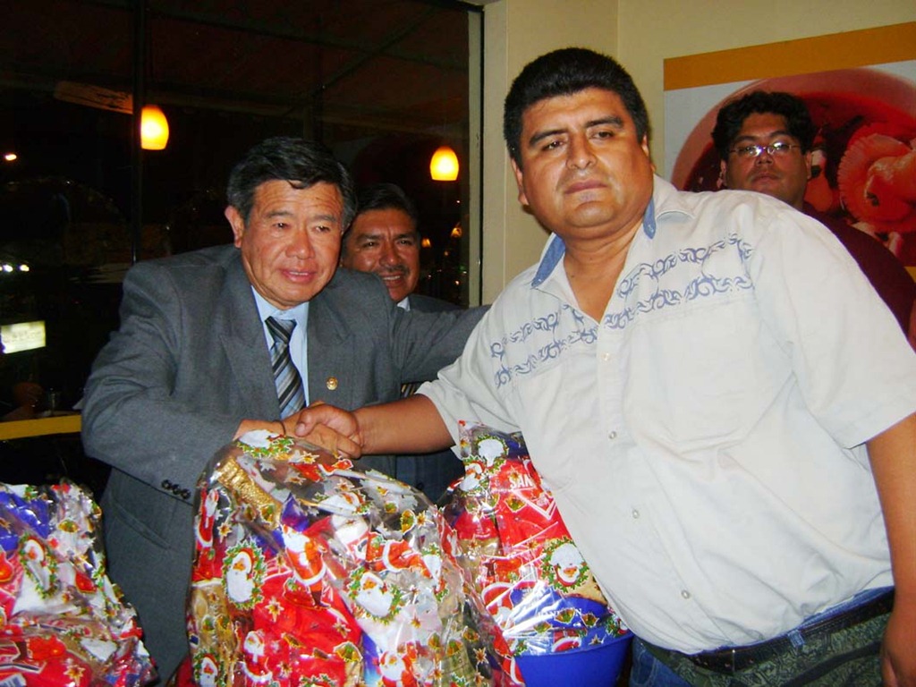 [periodista de Huarochirí Salomón Palacios recibiendo un presente de manos del presidente Nelson Chui[4].jpg]