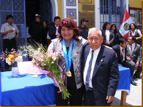 rosita vásquez recibe el saludo de su padre, don elías vásquez