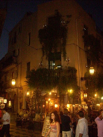 [450px-Taormina_antique_shop[3].jpg]