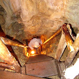 Einer steilen Treppe entlng geht es nochmals etliche Meter tiefer in die Höhle Einer steilen Treppe entlng geht es nochmals etliche Meter tiefer in die Höhle