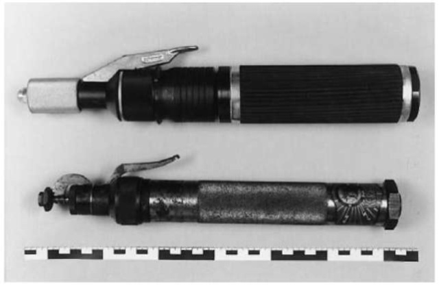 Two makes of captive-bolt stunners. Top: Schermer type (mod. ME, cal. 10 x 11 mm, diameter of the bolt 12 mm); bottom: Kernertype (mod. 289, cal. 9 x 17 mm, diameter of the bolt 11 mm).