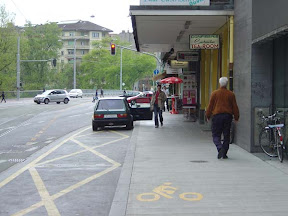 Boulevard du Pond d'Arve : "On a pas oublié de faire une piste cyclable ? AAaah merde. T'as de la peinture ? Y reste de la place sur le trottoir ? Parfait."