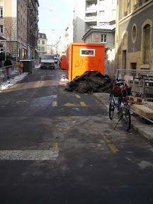 Sur le chemin du travail. "Où qu'on la met la cabane de chantier ? 1) sur la route 2) sur un des trottoirs ou 3) sur la piste cyclable ?" Photo : Séverine Ducrey