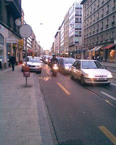 Rue de Lausanne, inauguration de la piste anti-cyclable: épisode 3. Photo: dani