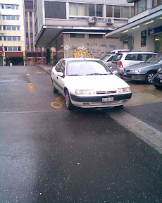 Pratique, la moitié sur le petit bonhomme jaune, l'autre moitié sur le trottoir : y'en a pour tout le monde :-)