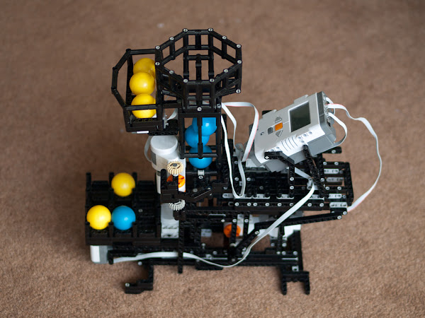 LEGO Mindstorms NXT TicTacToe (Naughts & Crosses) Playing Robot