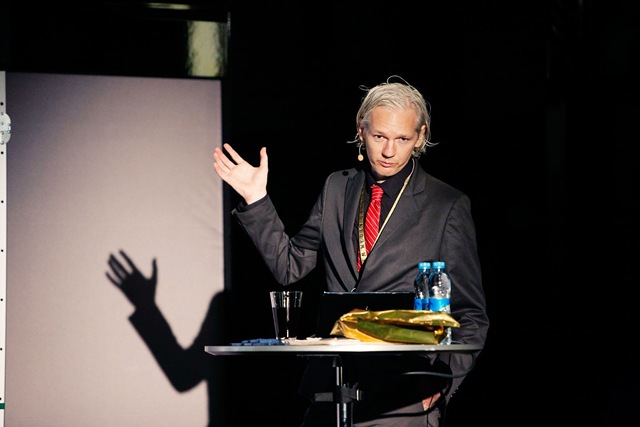 [Julian_Assange_20091117_Copenhagen_2[6].jpg]