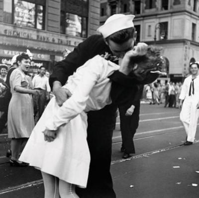 [Anonymous-War-s-End-Kiss-331468[5].jpg]