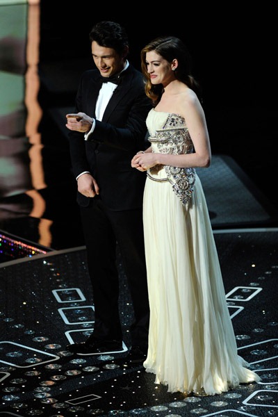 [022711 anne hathaway in givenchy oscars[8].jpg]
