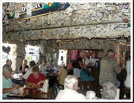 Bar No Name Bar com as paredes forradas de dinheiro.