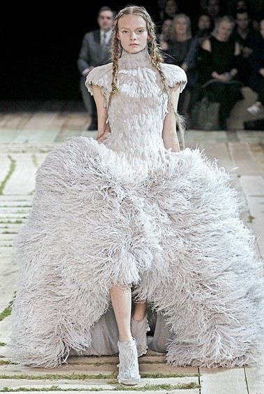[Alexander_McQueen9[3][3].jpg]