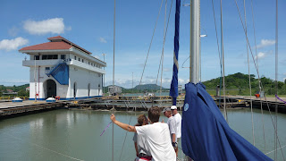 In den Miraflores Locks, vor uns der Pazifik.