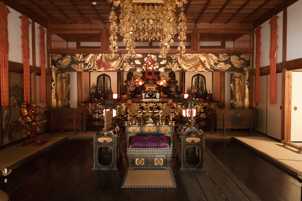 廬山寺本堂,供奉著三個平安時代的木像包括中間的阿彌陀如來,左面的觀音菩薩和右面的勢至菩薩。