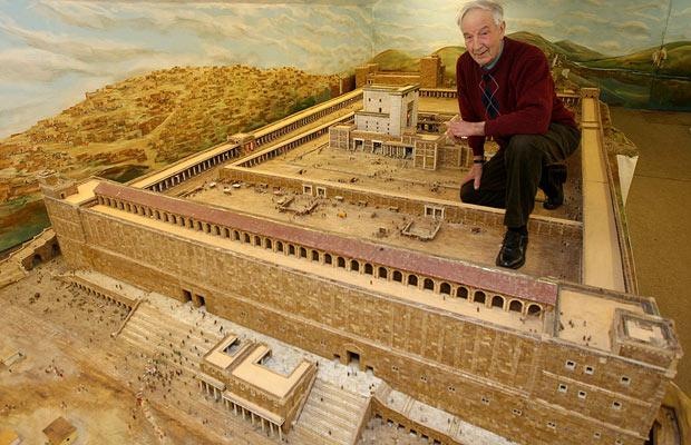 [temple-man-inside_1355297i[2].jpg]