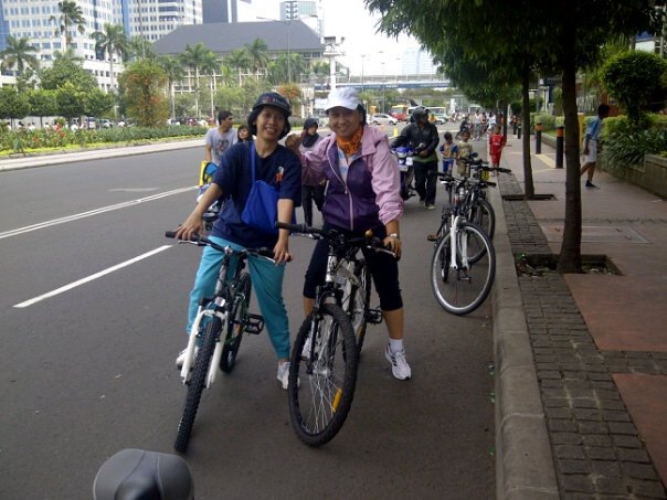 [Titis & Nita gowes di Thamrin[3].jpg]