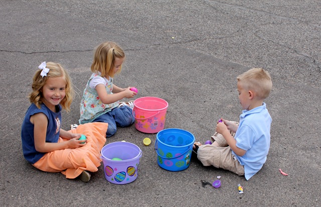 [easter egg hunt 3 4-2-2010 2-32-49 PM 3826x2468[7].jpg]