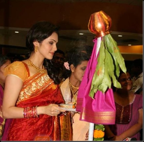 2Isha Koppikar celebrates gudipadwa in Big Fm studios 170310