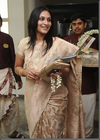 Aishwarya Dhanush inaugurates golu @ Park Sheraton - images 03