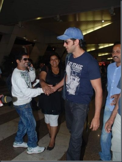 Hrithik, Deepika, Imran,Madhuri snapped at Mumbai airport6