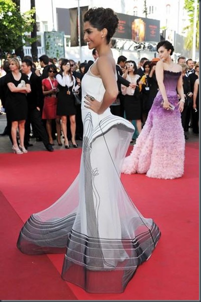 Sonam Kapoor arriving at The Artist Movie Premiere at Cannes Film Festivall7