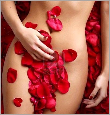4904013-hermoso-cuerpo-de-la-mujer-contra-los-p-talos-de-rosas-rojas