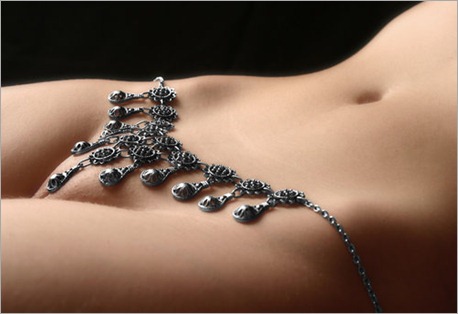 593-2009-10-11-chain-belt-erotica