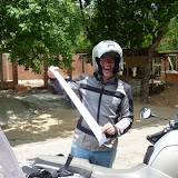 Simon mit der überdimensionalen Quitung für den Nationalpark Tayrona