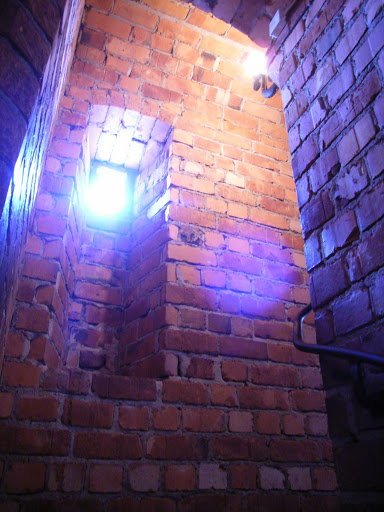 steps through the narrow passage to the tower. 通往顶层钟楼的通道很狭窄，往往只容下一个人通过。